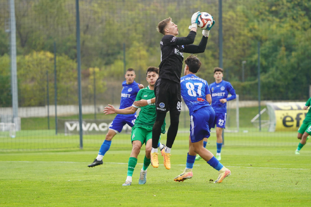 Nikola Nikolov confidently claiming the ball under pressure